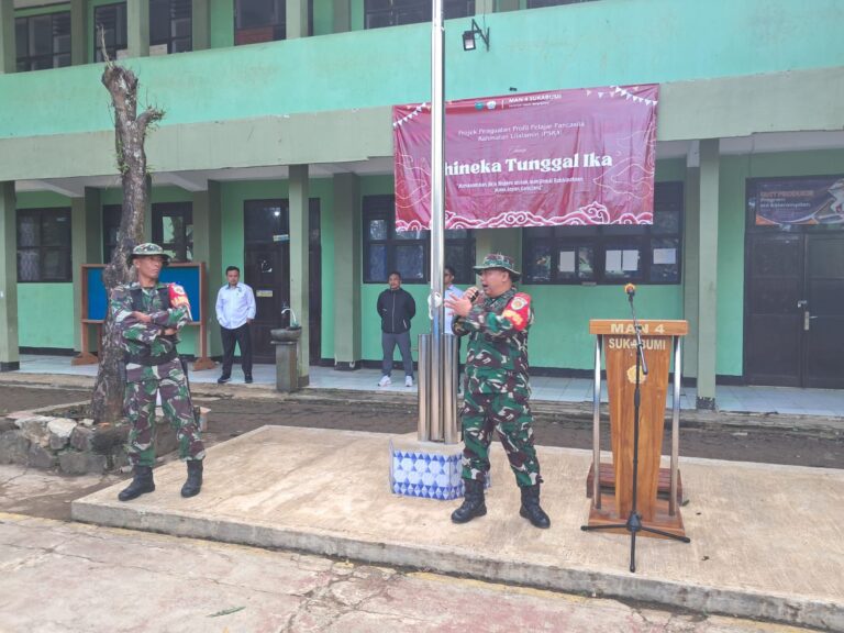 Danramil 2207/Jampangtengah Pimpin Upacara Pembukaan P5 MAN 4 Purabaya