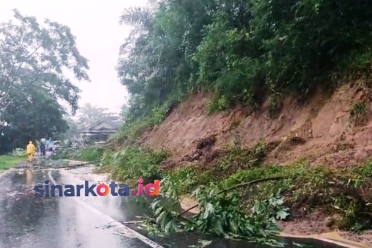 Tim Gabungan Cianjur kerahkan 50 personil bantu warga korban banjir dan Longsor