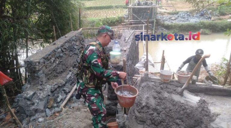 Babinsa Kodim0622 monitoring percepatan Pembangunan Jembatan Desa Waluran